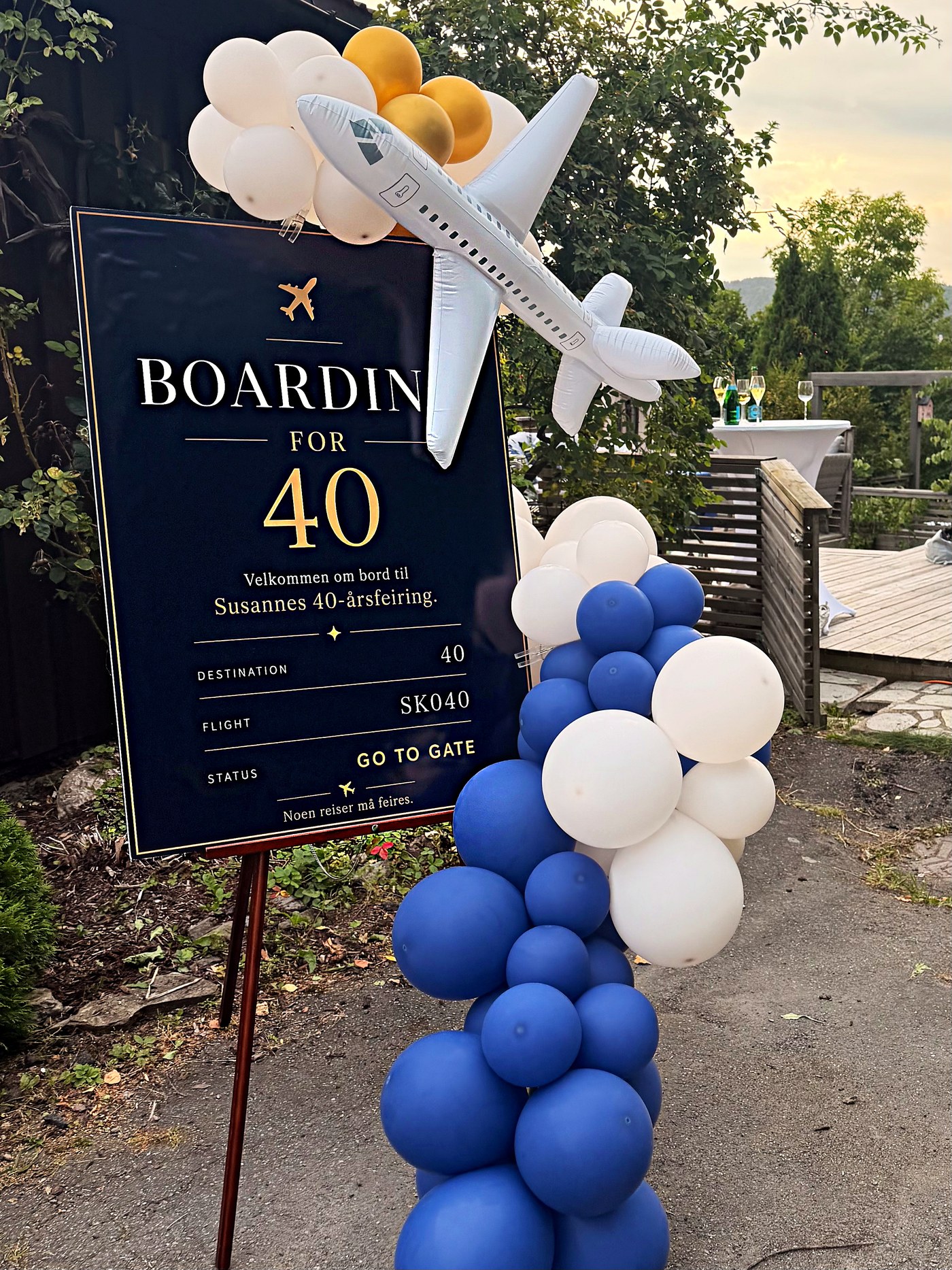 «Boarding for 40»-skilt med ballongbue og oppblåst fly
