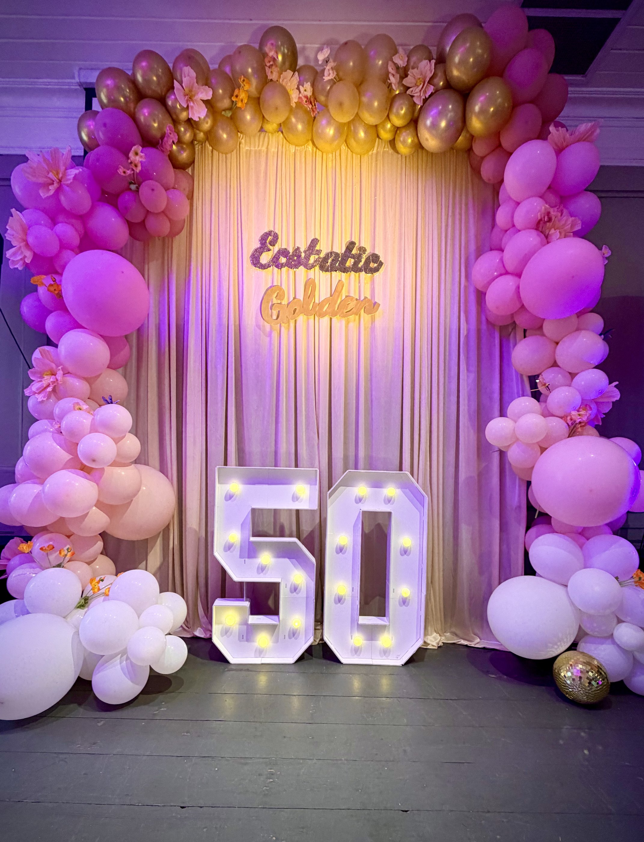 «Ecstatic Golden» – ballongbue i rosa og gull med lysende tall «50»